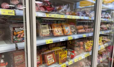 В них содержится исключительно мясо, а не свиная кожа с куриными потрошками — данный знак присутствует только на натуральных сосисках