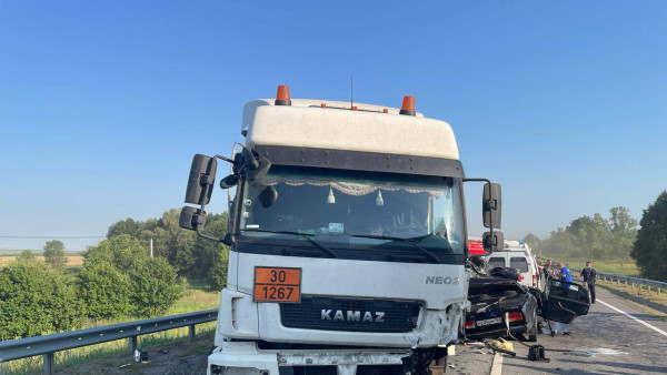 Два человека погибли: &quot;КАМАЗ&quot; раздавил &quot;ВАЗ 2107&quot; в Самарской области