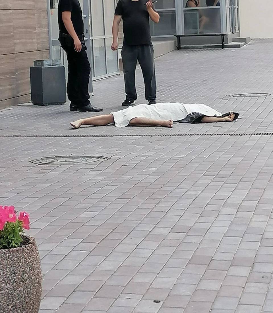 8 июля в Самаре юноша выпал с 18-го этажа многоэтажного здания на улице Солнечной.