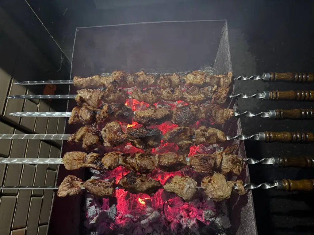 Это будет самый вкусный шашлык в вашей жизни: добавьте в маринад этот «секретный» ингредиент