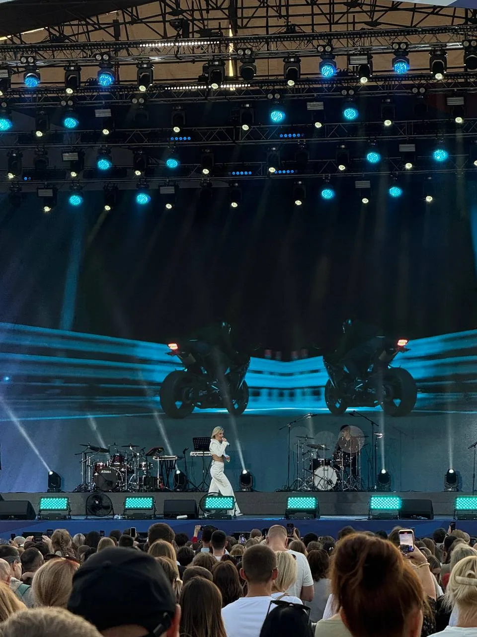 Появились записи массовых торжеств жителей Самары в День флага на площади Куйбышева