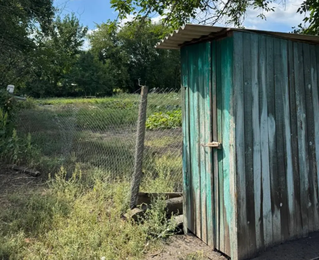 Засыпьте дачный туалет этим копеечным средством — отходы растворятся мигом, а от вони избавитесь навсегда