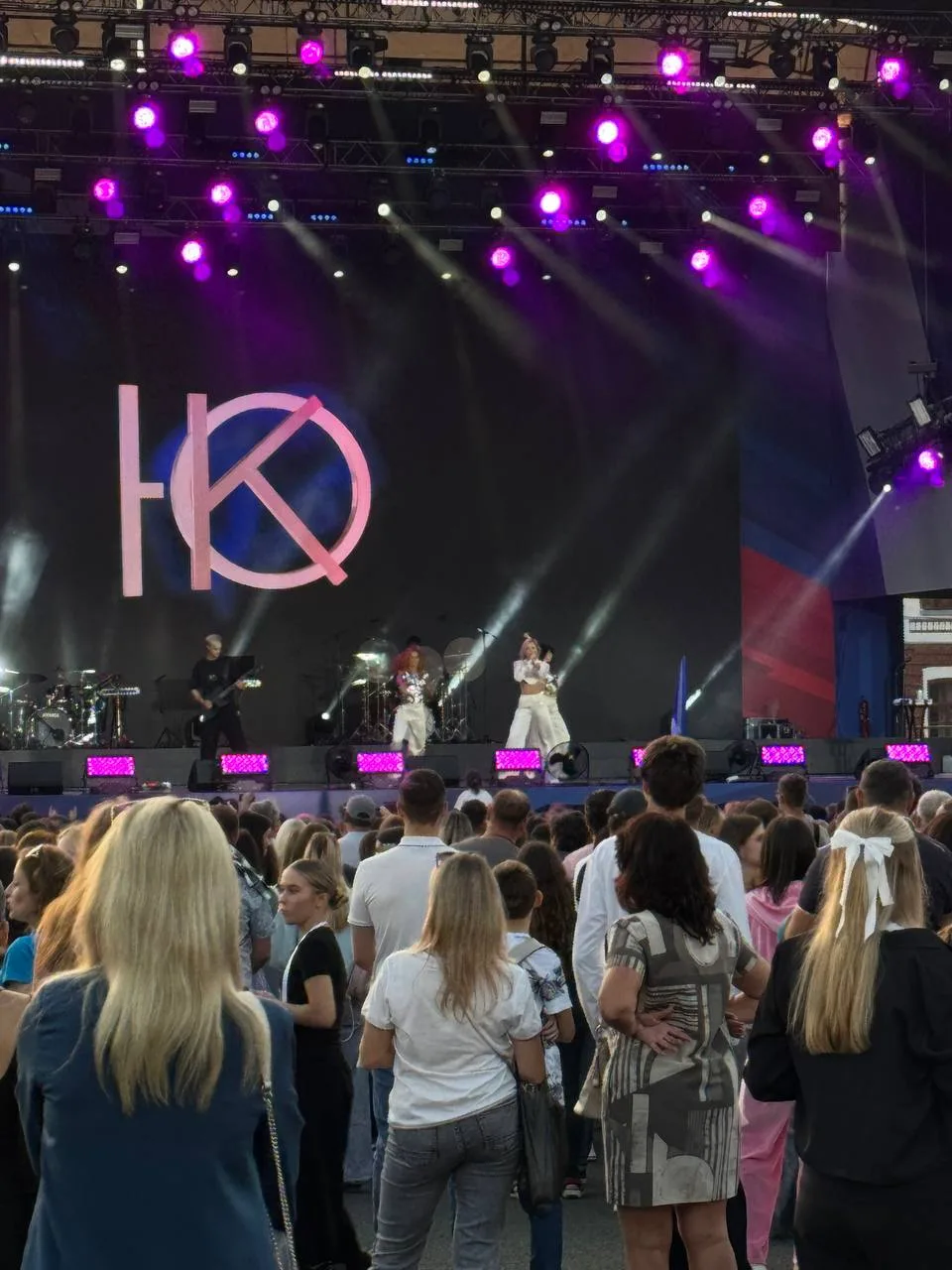 Появились записи массовых торжеств жителей Самары в День флага на площади Куйбышева