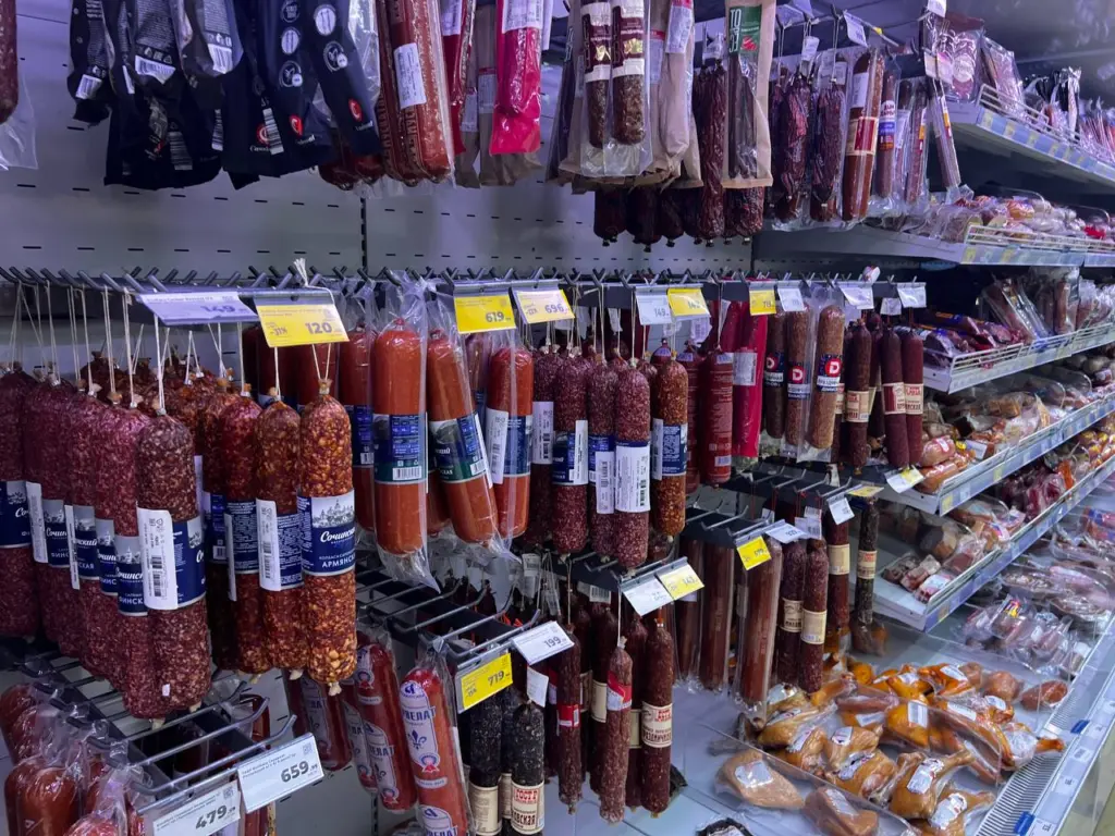 Сплошное мясо и никаких добавок: лучшие марки сервелата определили в Роскачестве