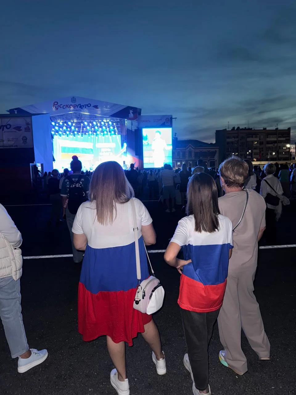 Появились записи массовых торжеств жителей Самары в День флага на площади Куйбышева