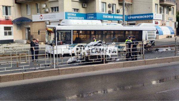 В Самаре иномарка столкнулась с автобусом №61 на улице Солнечной