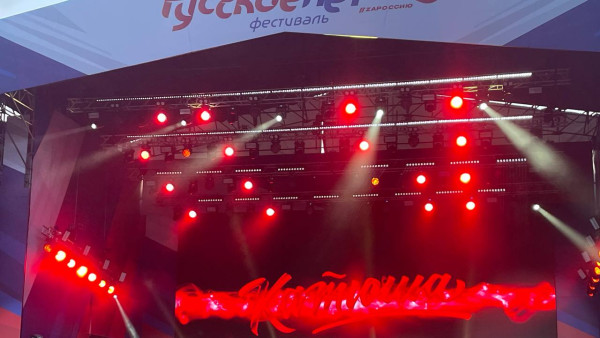 Появились кадры массовых гуляний самарцев в День флага на пл. Куйбышева