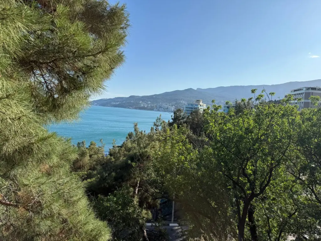 Очень недооценённый курорт Крыма: меньше народа, нет пробок, дешевле еда и жильё, можно хорошо подлечиться