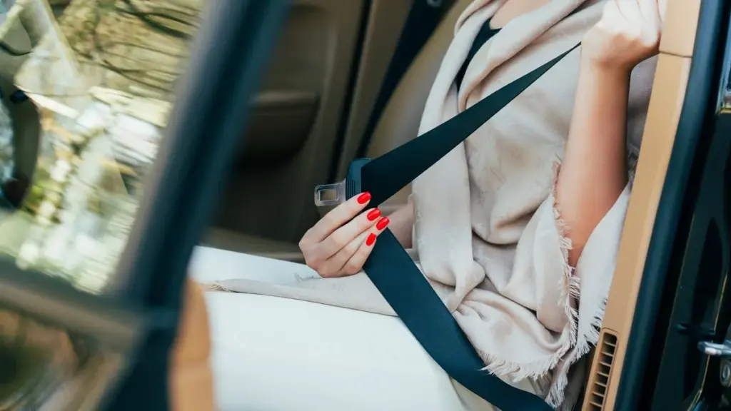 В ГАИ наконец поставили точку: когда в машине можно ехать не пристегнутым — водителям и пассажирам рассказали действующие ограничения