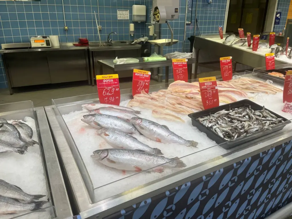 Россияне бросились массово скупать эту рыбу килограммами — и вкусно, и дешево: берут целыми пакетами