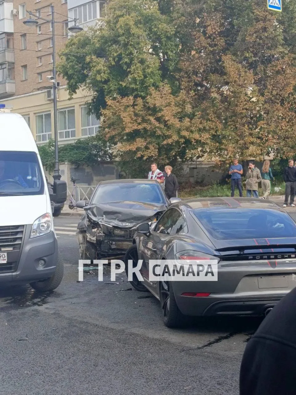 У здания Политеха 11 сентября произошло столкновение автомобилей Porshe и Kia: имеются пострадавшие