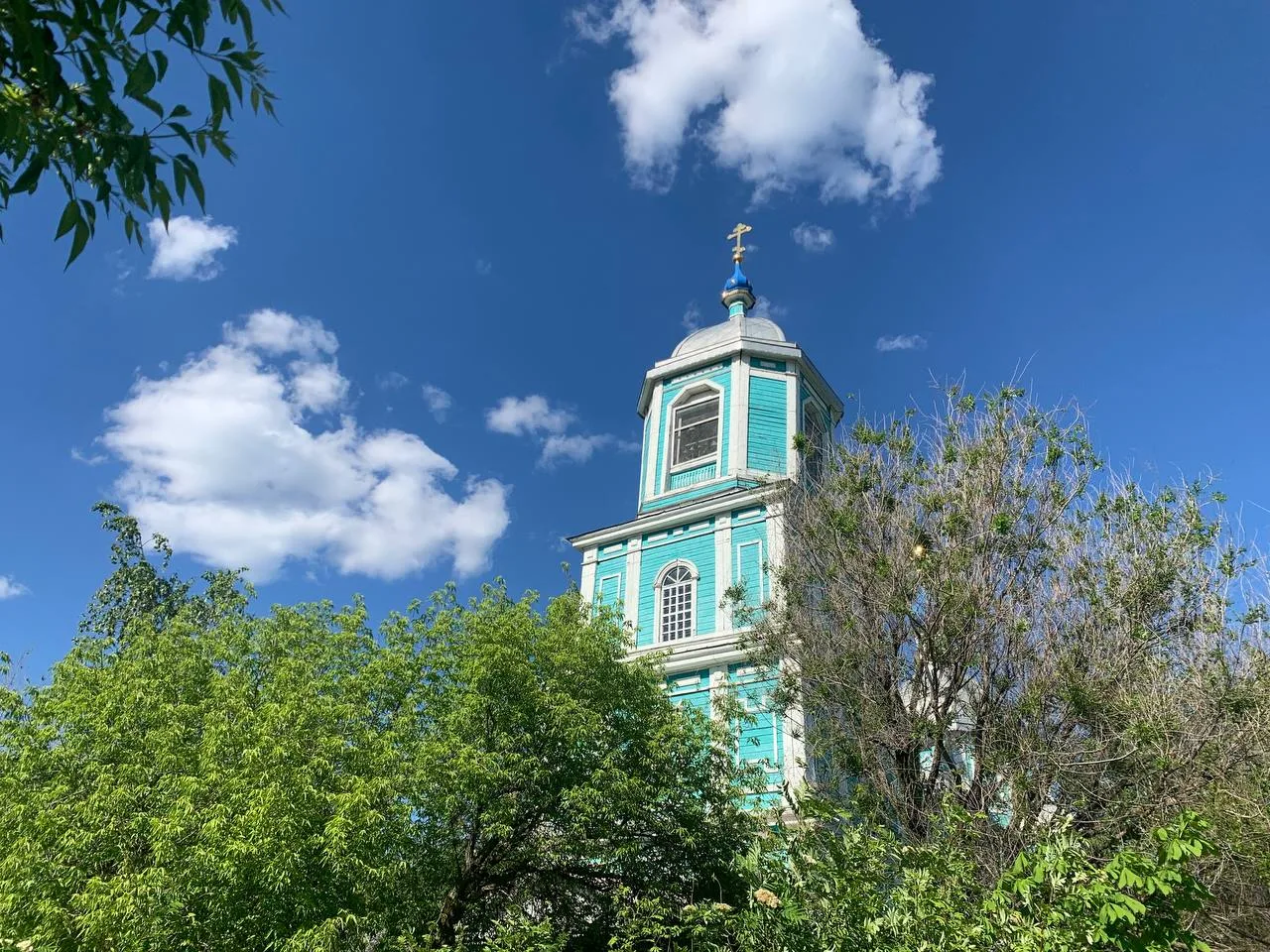 Воздвижение Креста Господня в 2025 году: от исторических событий до актуальных обычаев