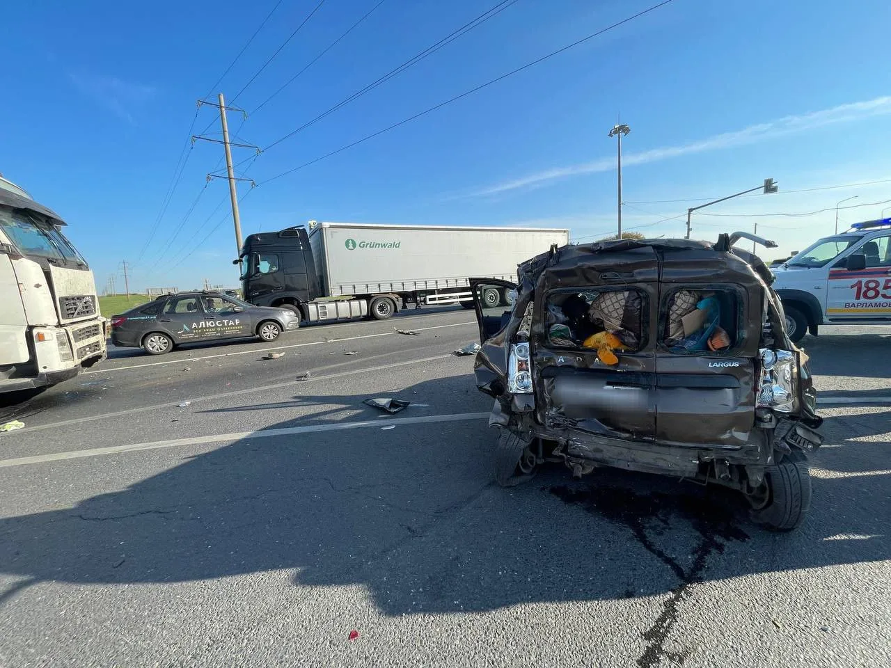 Появились фотографии аварии в Самаре, в результате которой погибли три человека в смятой LADA Largus