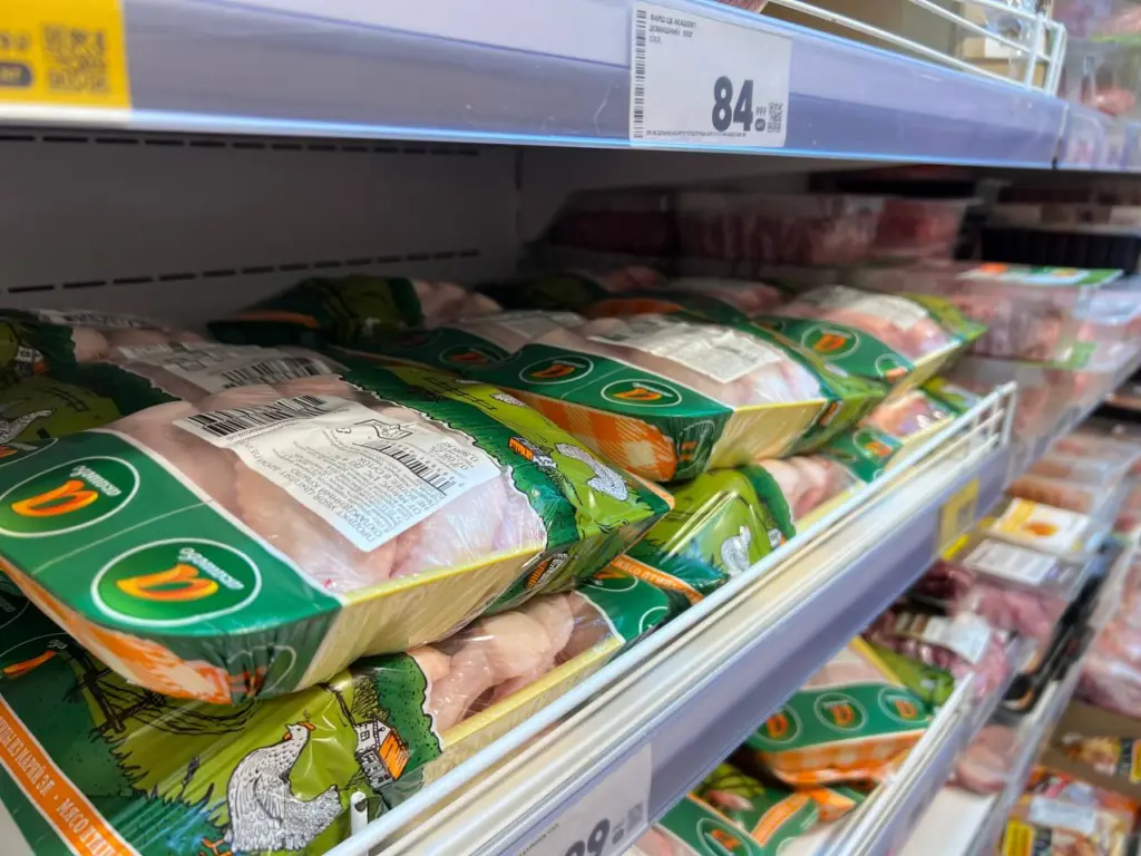 Опасная химия в курице? Сотрудница птицефабрики раскрыла простой трюк, который всегда делает перед готовкой
