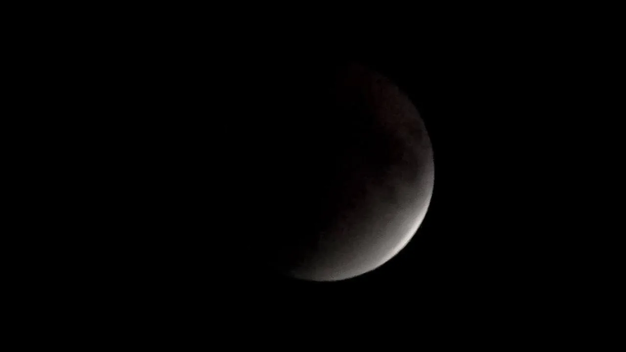 Жители Самары стали свидетелями необычного астрономического события - Кровавой Луны