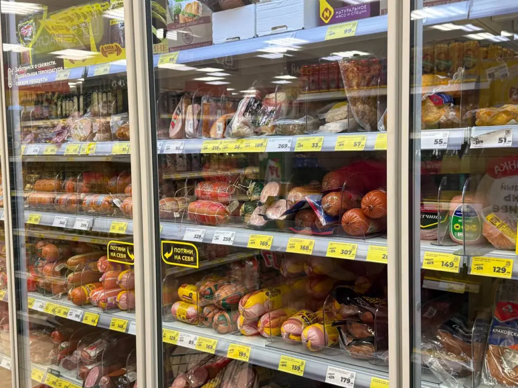 Никакой бумаги, внутри лишь натуральное мясо: в Роскачестве назвали россиянам лучшие марки сосисок и сарделек