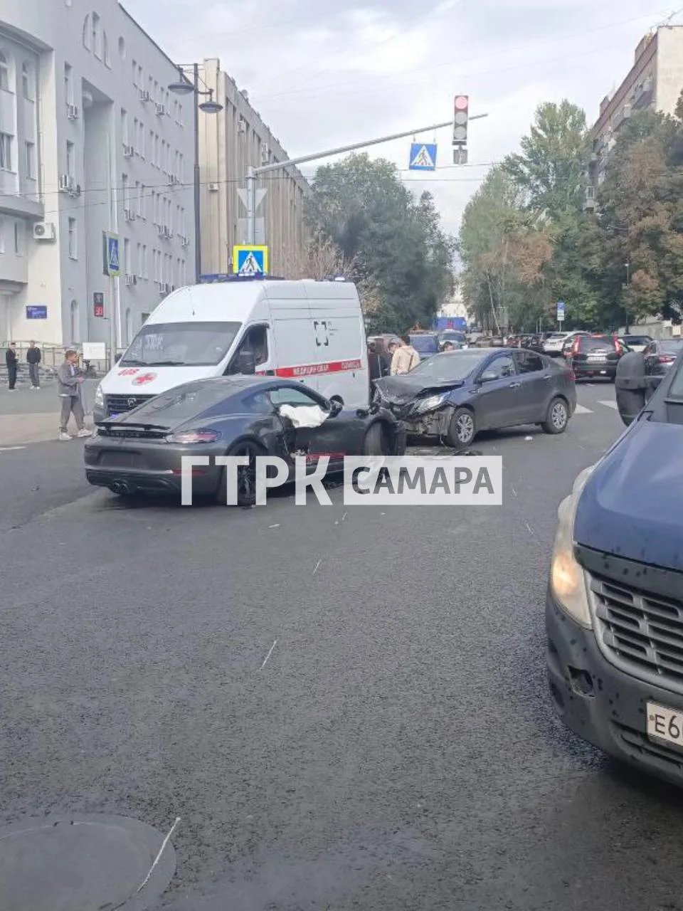 У здания Политеха 11 сентября произошло столкновение автомобилей Porshe и Kia: имеются пострадавшие