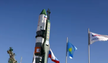 Самарская ракета «Союз-2.1а» с транспортным кораблем «Прогресс МС-32» подготовлена к запуску с космодрома Байконур