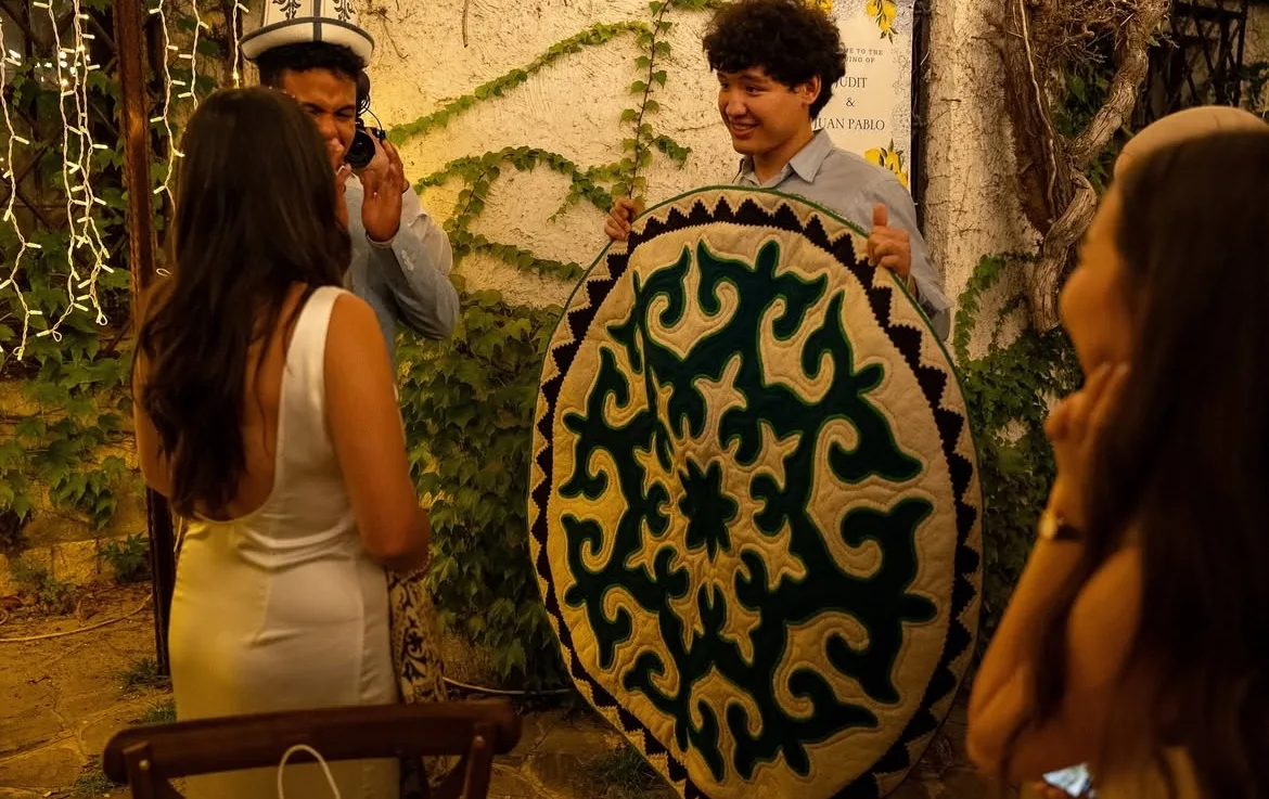 Студент, получающий отличные оценки в Самаре, достиг успеха в сфере моды Кыргызстана