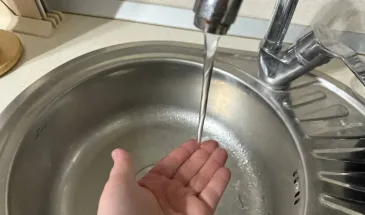 2 стакана и вода больше не стоит в раковине: совет от опытного сантехника — как можно просто и быстро устранить засор и прочистить слив