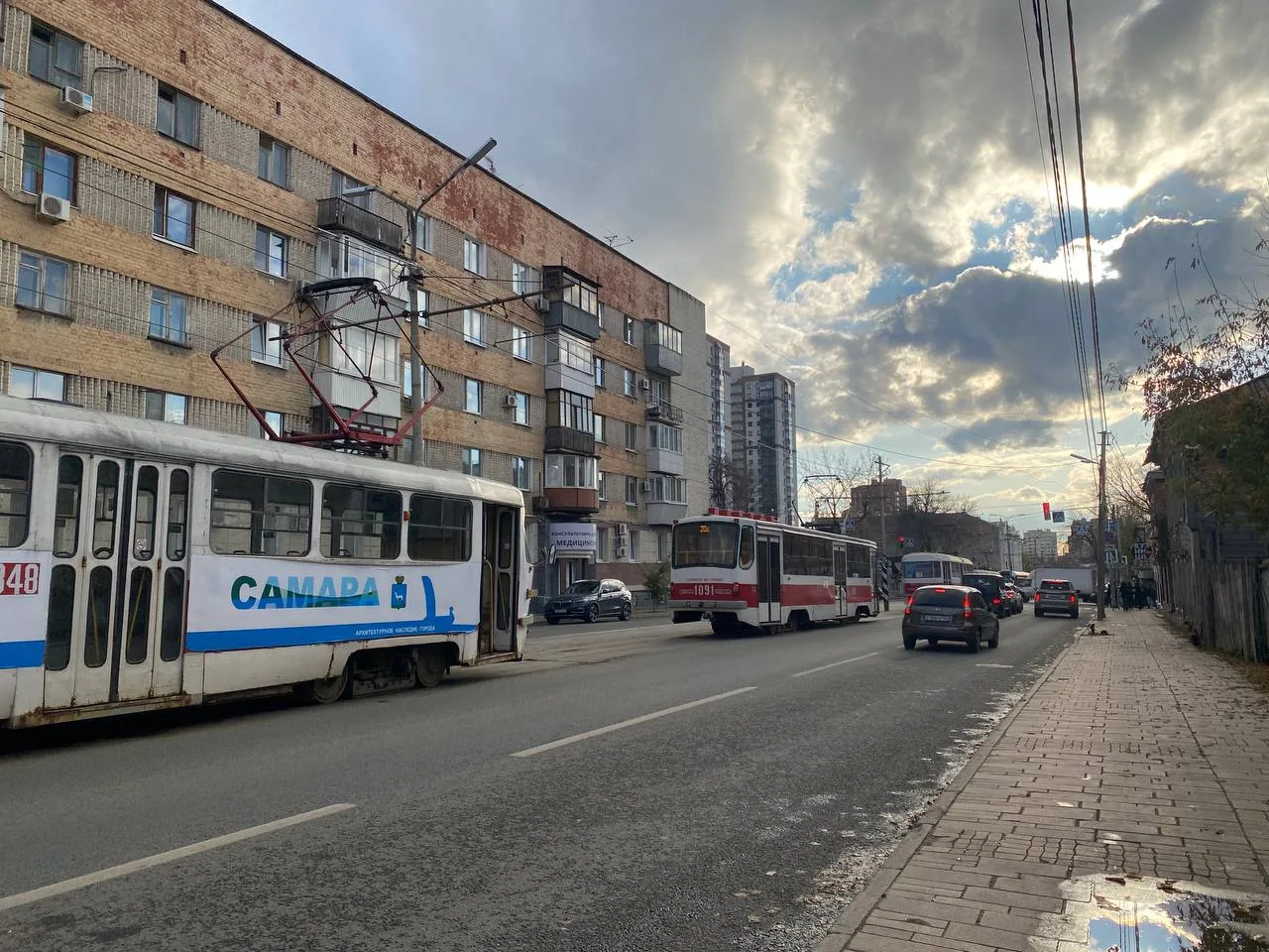 В Самаре авария с участием Toyota Land Cruiser и Subaru Impreza остановила движение трамваев