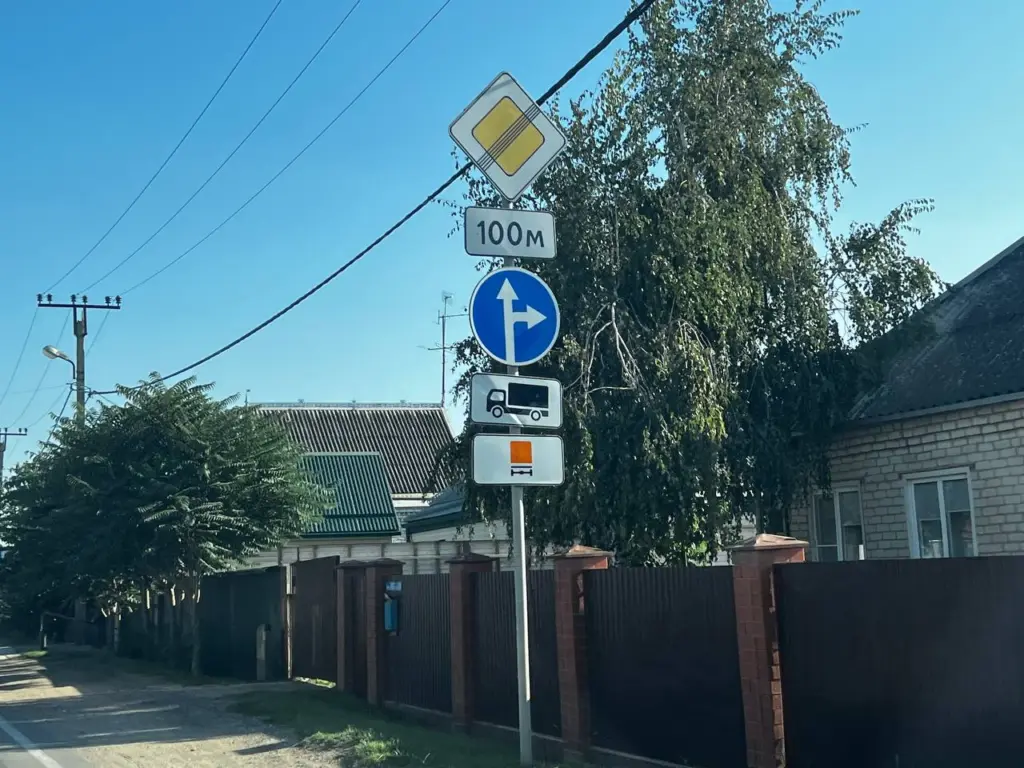 Подвесила пластиковую бутылку с водой к забору: это сразу решило одну непростую проблему