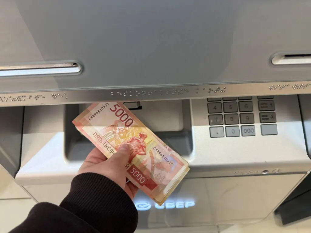 Вносить наличные деньги через банкоматы теперь нужно будет по новым серьезным правилам