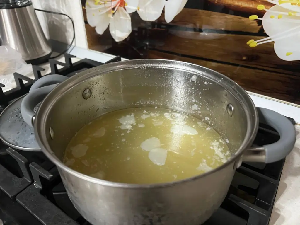 Такой популярный ингредиент портит вкус куриного бульона: добавляет каждый второй – чем заменить