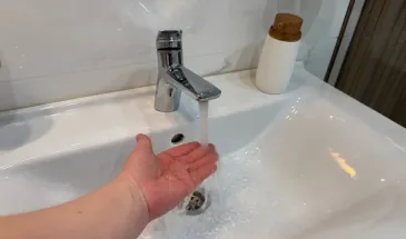 2 стакана — и засор уносит сразу же: лайфхак от знакомого сантехника — как быстро и просто прочистить слив