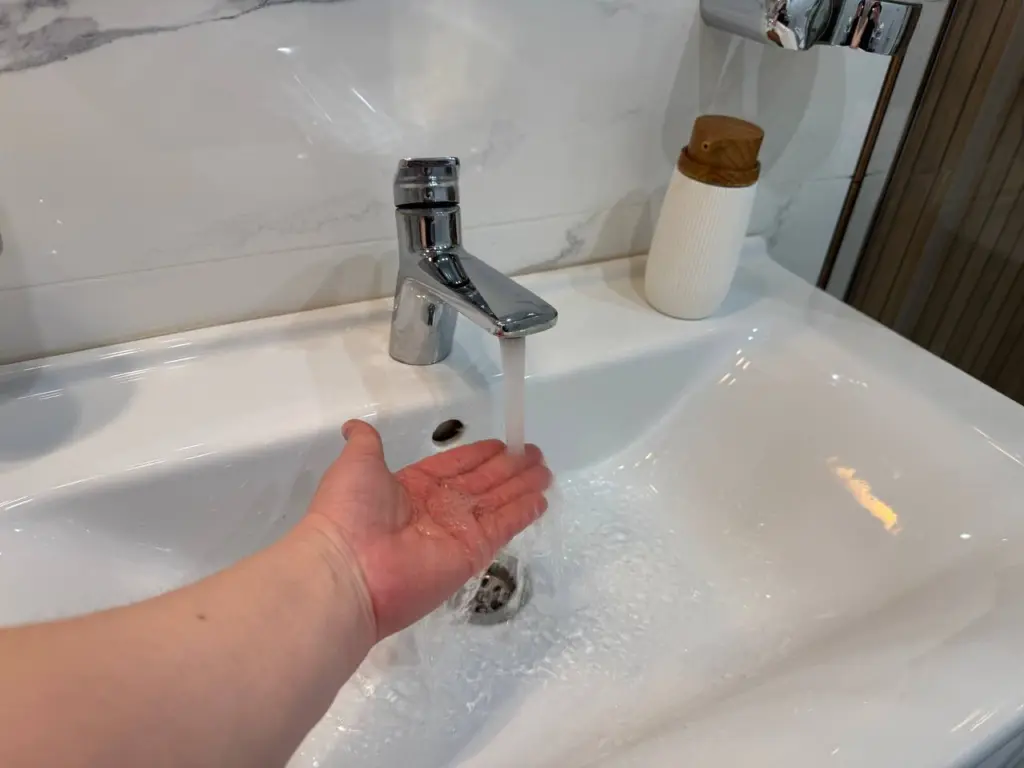 2 стакана — и засор уносит сразу же: лайфхак от знакомого сантехника — как быстро и просто прочистить слив