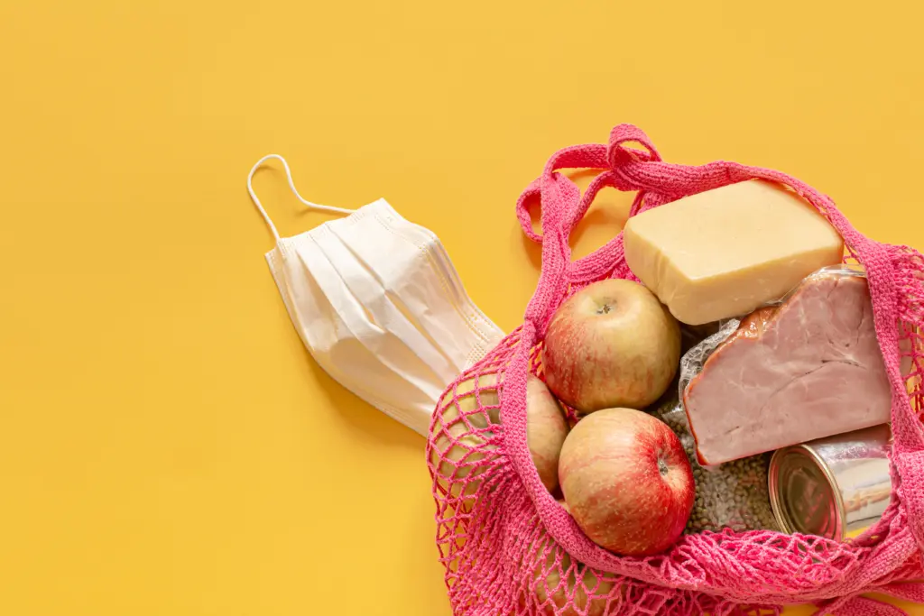 Накупила в «Ермолино» вкусностей по совету подруги-продавца: пиццу, печенье, кордон-блю с ветчиной и сыром — дегустирую и оцениваю покупки