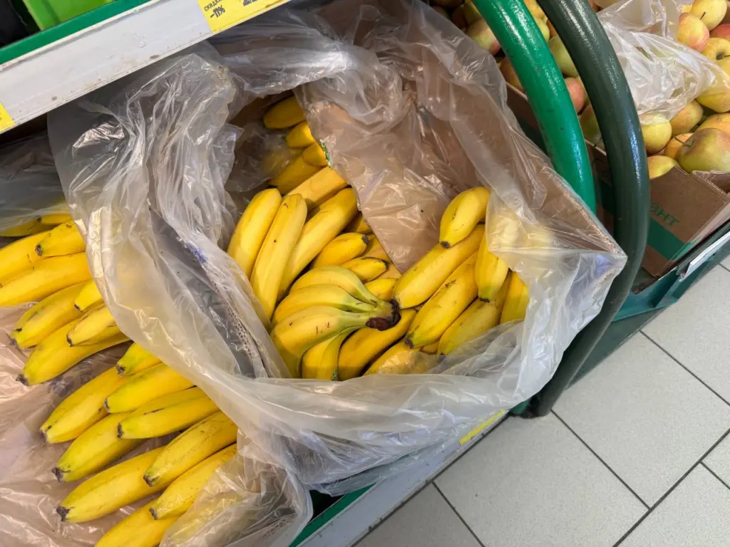 Для чего продавцы «Магнитов» и «Пятёрочек» забирают себе маленькие неприметные пакетики из ящиков с бананами