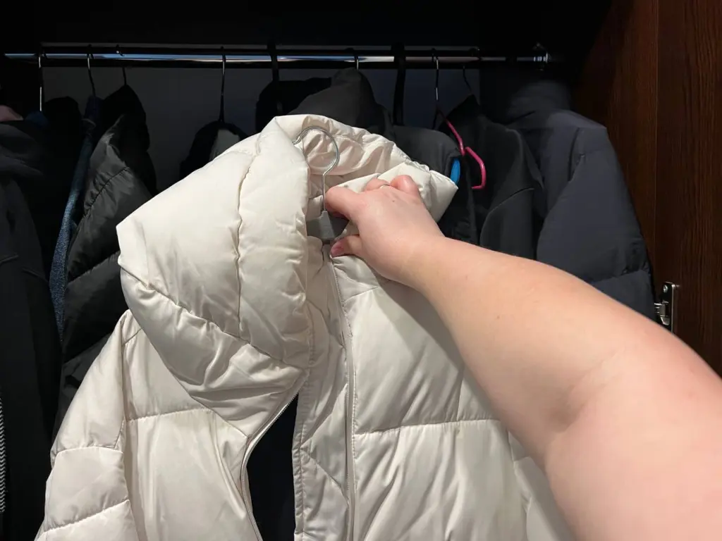 Беру эти кухонные средства: через пять минут получаю чистый пуховик без разводов и пятен