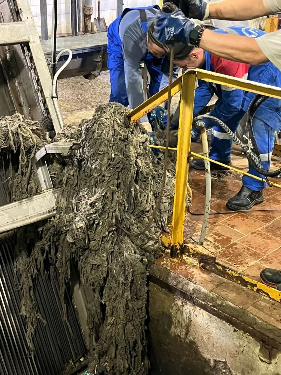 Из канализационной системы Самары извлекли полутонного грязевого «гиганта»