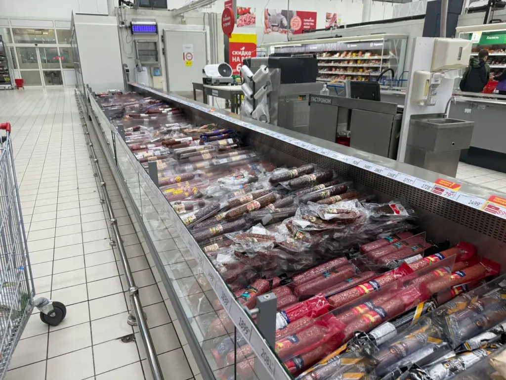 Перемолотые рога и копыта, мяса нет: Росконтроль назвал бренды известных колбас, которые лучше не брать даже с 50% скидкой 