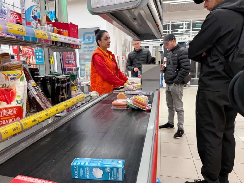 Больше ни за что плачу картой на кассе «Магнита» и «Пятерочки»: выяснилось, кассиры в тайне считывают эти данные