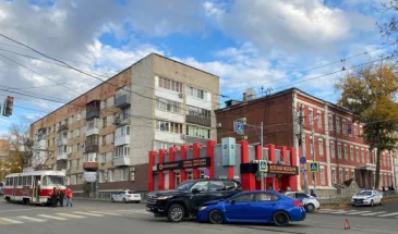В Самаре авария с участием Toyota Land Cruiser и Subaru Impreza остановила движение трамваев