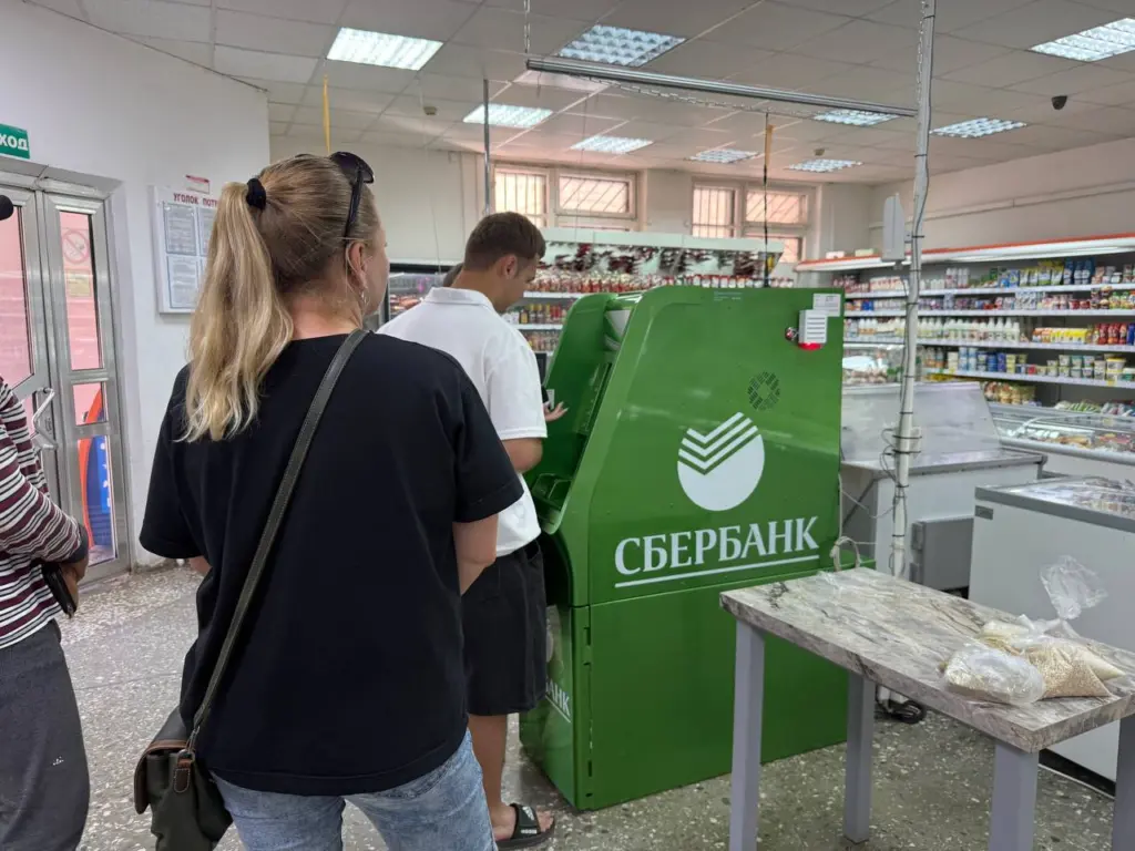 Начиная с сегодняшнего дня: Сбербанк ввёл новые серьезные комиссии — россияне очень возмущены