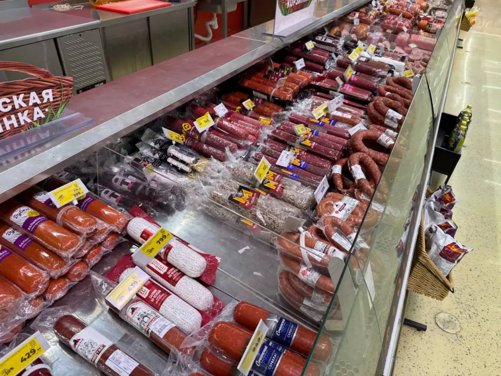 Перемолотые рога и копыта, мяса нет и в помине: Росконтроль озвучил бренды любимой колбасы, которые нельзя покупать даже с большой скидкой