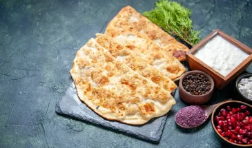 Лепёшки из простейшего теста с двумя начинками: сочное мясо и творог с зеленью — вся семья в восторге