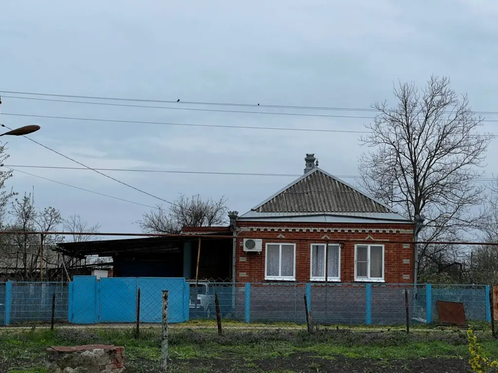 Подвесила пластиковую бутылку с водой к забору: это помогло решить одну непростую проблему