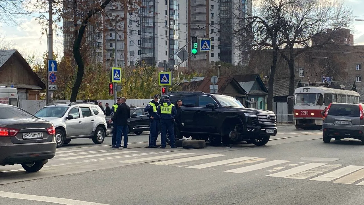 В Самаре авария с участием Toyota Land Cruiser и Subaru Impreza остановила движение трамваев
