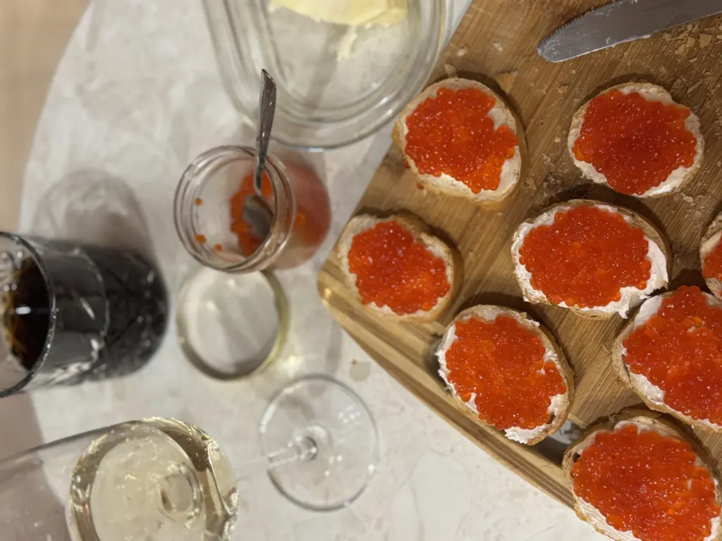 Собираю новогодний стол без переплат — вот что покупаю уже сейчас и что может подождать до декабря