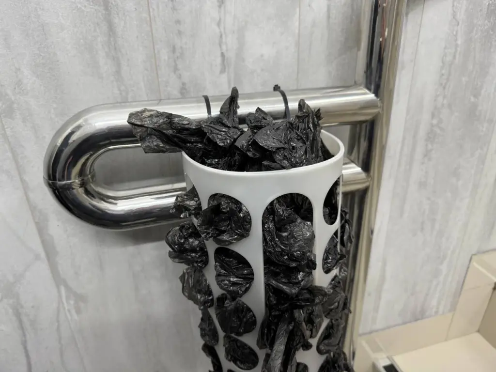 Знакомая скупает пачками бахилы: я когда узнала зачем, стала закупать тоже — 5 странных, но полезных применений бахил