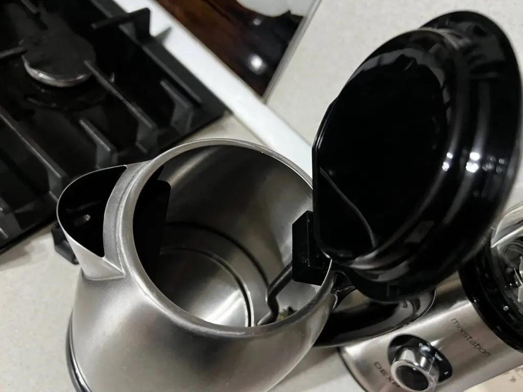 Забудьте про уксус и соду: эксперт назвал единственный способ спасти новый чайник от ядовитого запаха