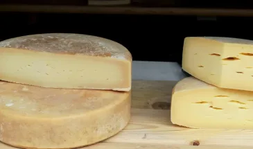 Смешиваю литр молока с литром кефира и через 30 минут подаю родным домашний сыр