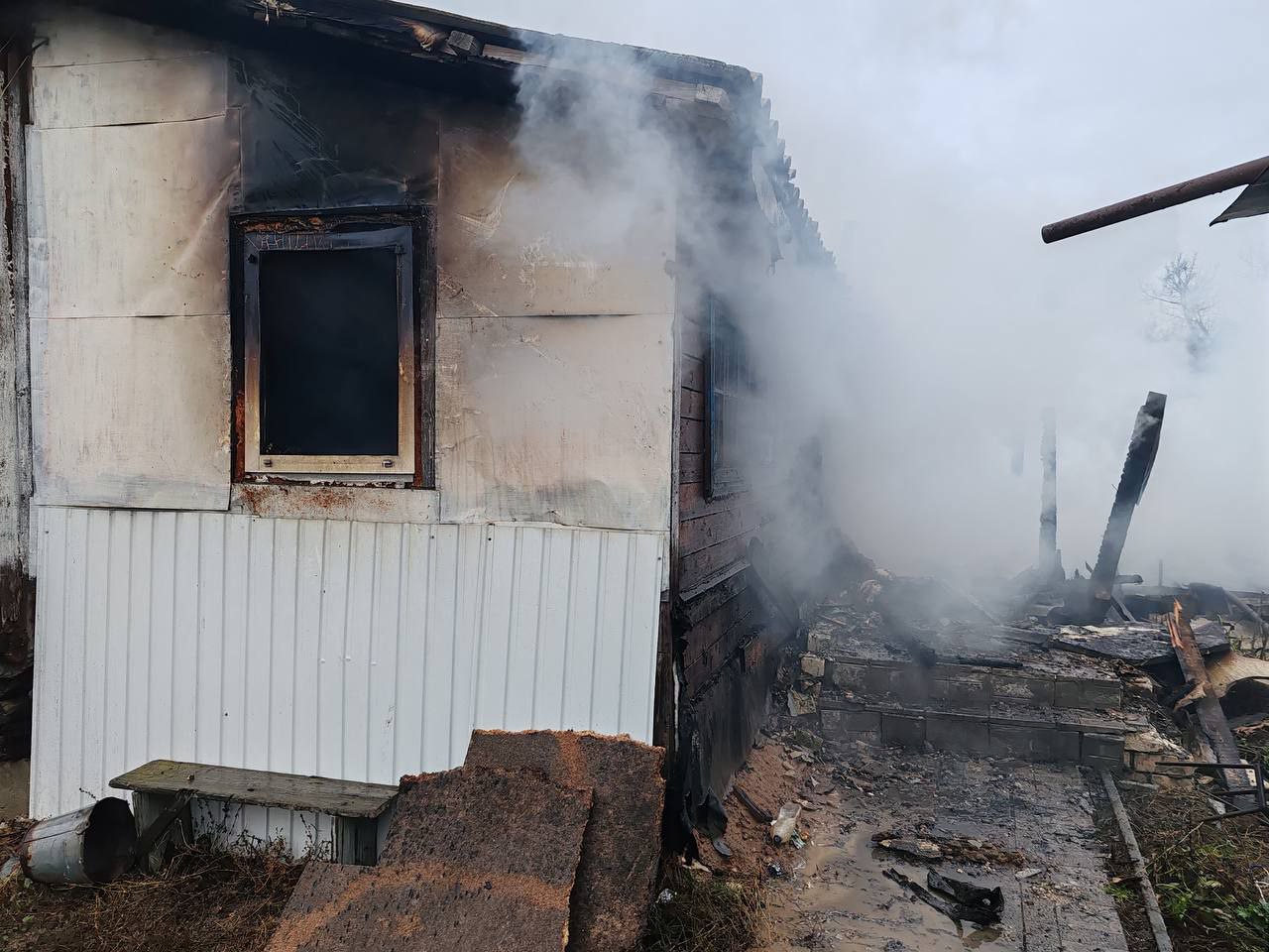 Появились видео, демонстрирующие последствия пожара в многоквартирном доме близ Самары 4 ноября