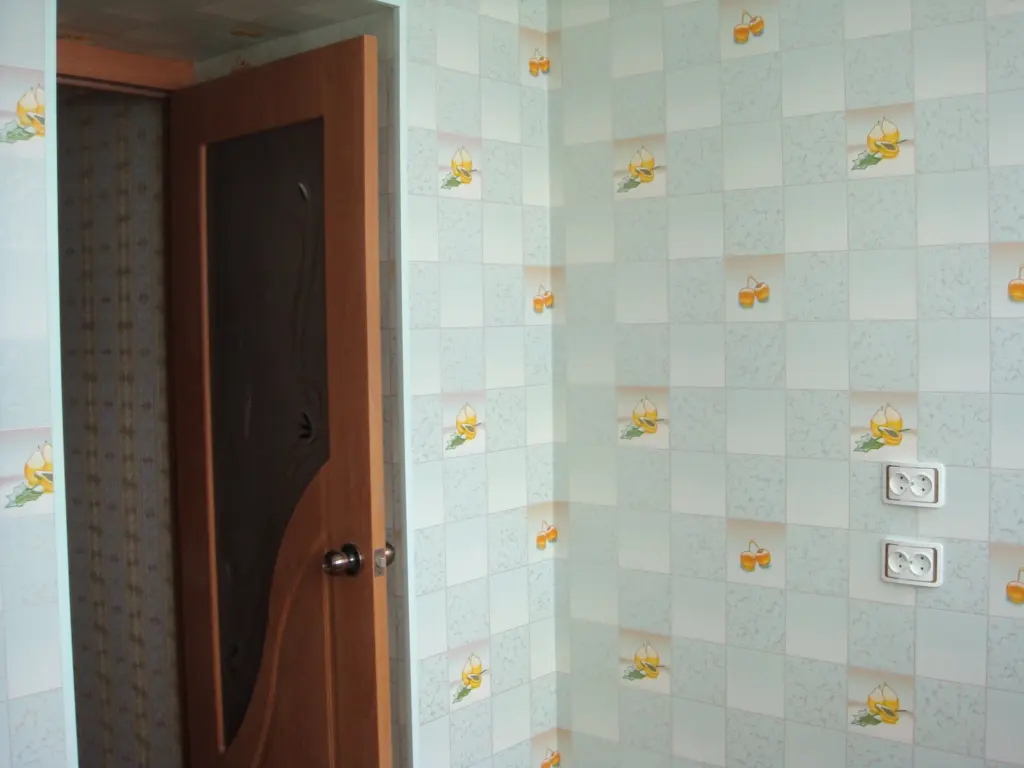 Снимаю старые обои за пол часа: полотно отходит почти целиком — без воды и скребка