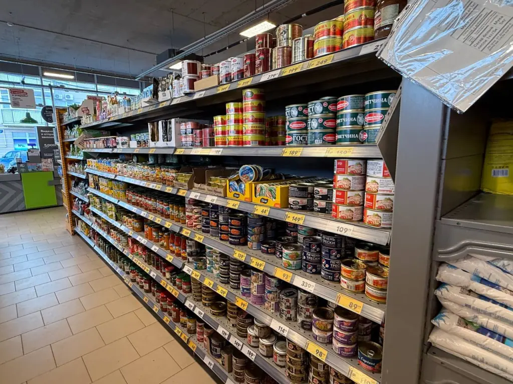 Купила тушенку “Мясо кролика” в Магните — открыла банку и обомлела: делюсь, что оказалось внутри и на вкус