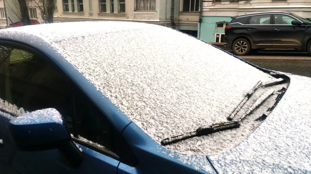 Фоторепортаж: скромный снег в конце ноября в старинной части Самары